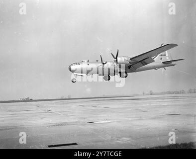 FIRST SUPERFORTRESS ' ARRIVENT À R.A.F les quatre premiers des 70 bombardiers américains B-29 Super Fortress qui sont livrés à la Royal Air Force dans le cadre du programme aérien militaire des États-Unis ont atterri aujourd'hui à la station R.A.F. de Maham (Norfolk) après avoir traversé l'Atlantique depuis Washington pour les Bermudes et les Açores. Les avions qui portaient des marquages R.A.F. étaient pilotés par un équipage américain. L'IMAGE MONTRE:- un des super bombardiers forteresse entrant à terre à Marham R .A.F.station aujourd'hui 22 mars 1950 Banque D'Images