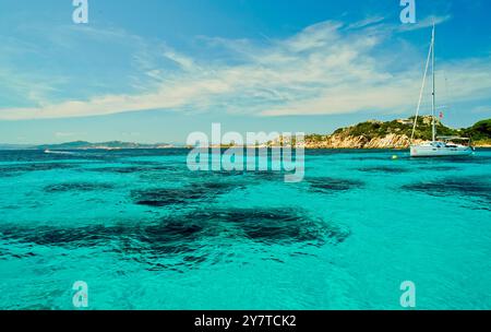 Les eaux transparentes de Cala Santa Maria sur l'île du même nom. Archipel de la Maddalena. Province de Sassari, Sardaigne. Italie. Banque D'Images