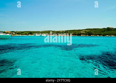 Les eaux transparentes de Cala Santa Maria sur l'île du même nom. Archipel de la Maddalena. Province de Sassari, Sardaigne. Italie. Banque D'Images