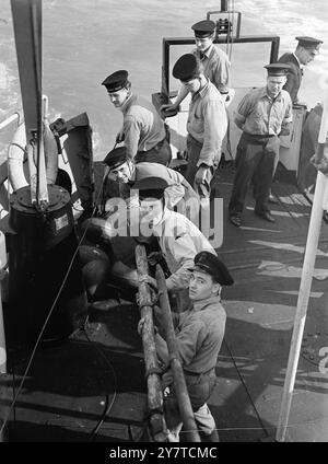 VOIR LA VIE EN MER AVEC LA MARINE "LIVE" - - - - garder "éveillé" les marins qui s'occupent d'une flotte dormante est l'une des tâches de H.M.S.Vaceasey . Vaceasay est un danlayer - un navire spécialement équipé pour marquer des chenaux sûrs avec des bouées Dan-après les opérations de dragage de mines - et est utilisé pour fournir une formation à flot en navigation pratique et des occasions de prendre part à l'exercice des qualifications de service national qui sont normalement employées sur les navires de travail d'entretien de la flotte de réserve à sheerness (Kent). - - Vaceasay a seulement un squelette d'équipage permanent et des parties de la notation nationale de service Tak Banque D'Images