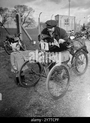 SOUVENIRS D'ANTAN DANS LES COURSES DE MOTOS échos des premiers jours du siècle sont revenus pour la résidence du sud de l'Angleterre comme 200 motos d'époque Benet course de 38 miles de Tattenham Corner, Epsom, Surrey à Brighton aujourd'hui. L'occasion était la 14ème course Pioneer de motos historiques organisée par le club de motos Sunbeam. IMAGES MONTRENT:- Susan Sloan, âgée de 4 ans, jouit d'un aperçu de l'histoire : un tricycle quadrant 1903, sur le point de commencer la course de 38 miles à Tattenham Corner, Surrey, aujourd'hui. Le pilote est A.H. Grundy de Grimsby, Lincs. La maison de Susan est Southampton. 19 mars 1950 Banque D'Images