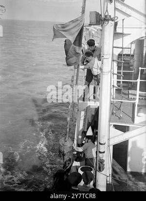 VOIR LA VIE EN MER AVEC LA MARINE "LIVE" - - - - garder "éveillé" les marins qui s'occupent d'une flotte dormante est l'une des tâches de H.M.S.Vaceasey . Vaceasay est un danlayer - un navire spécialement équipé pour marquer des chenaux sûrs avec des bouées Dan-après les opérations de dragage de mines - et est utilisé pour fournir une formation à flot en navigation pratique et des occasions de prendre part à l'exercice des qualifications de service national qui sont normalement employées pour l'entretien des navires en service de la flotte de réserve à Sheerness (Kent). - - Vaceasay n'a qu'un squelette d'équipage permanent et des parties des qualifications de service national Banque D'Images