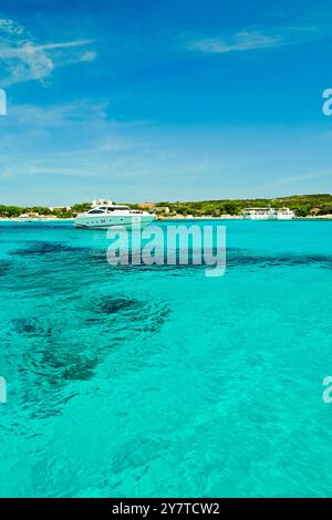 Les eaux transparentes de Cala Santa Maria sur l'île du même nom. Archipel de la Maddalena. Province de Sassari, Sardaigne. Italie. Banque D'Images