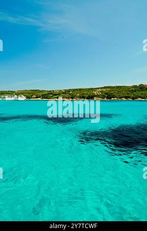 Les eaux transparentes de Cala Santa Maria sur l'île du même nom. Archipel de la Maddalena. Province de Sassari, Sardaigne. Italie. Banque D'Images