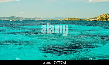 Les eaux transparentes de Cala Santa Maria sur l'île du même nom. Archipel de la Maddalena. Province de Sassari, Sardaigne. Italie. Banque D'Images