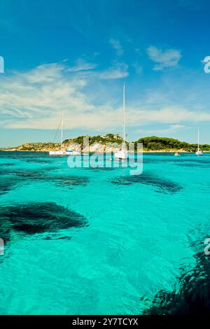 Les eaux transparentes de Cala Santa Maria sur l'île du même nom. Archipel de la Maddalena. Province de Sassari, Sardaigne. Italie. Banque D'Images