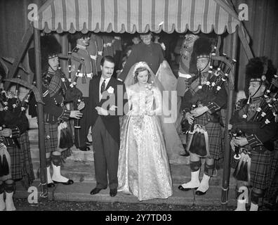 Lady Rose Fane, 19 ans, une amie de la princesse Margaret, a épousé le major John MacDonald-Buchanan, M.C., des Scots Guards, St Peters Eaton Square, Londres, aujourd'hui. La mariée est la fille du défunt comte de Westmorland et de la comtesse douairière de Westmorland, de Badminton, Worcestershire. Le marié, âgé de 25 ans, est le fils du major Reginald et de l'hon. Catherine MacDonald-Buchanan de Cottesbrooke Hall, Northamptonshire. La mère de la mariée est la fille du propriétaire millionnaire du cheval de course, Lord Woolavington PICTURE MONTRE:- Group of SCO Banque D'Images