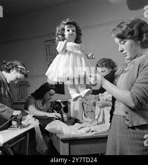 Une POUPÉE POUR PRICESS ANNE - DE SWINDON ÉLÈVES jeunes de Swindon ( Wiltshire ) Secondary School au travail sur la poupée qui, avec cinq ensembles de vêtements, ils présentent à la princesse Anne , fille de la princesse Elizabeth et du duc d'Édimbourg. Les jeunes fabriquent tous les vêtements pour la poupée qui sera remise par le maire de Swindon lorsque la princesse Elizabeth visitera la ville dans le cadre du 50ème anniversaire en tant qu'arrondissement le 15 novembre. 4 novembre 1950 Banque D'Images