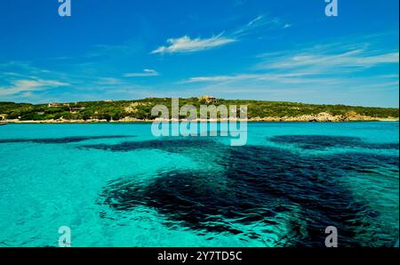 Les eaux transparentes de Cala Santa Maria sur l'île du même nom. Archipel de la Maddalena. Province de Sassari, Sardaigne. Italie. Banque D'Images