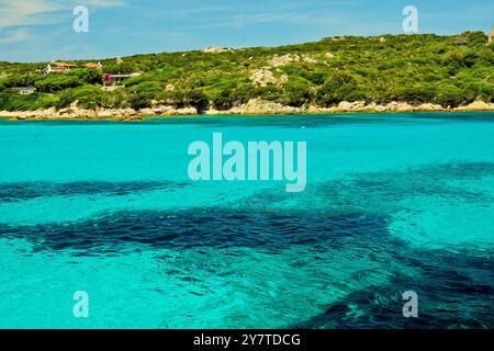 Les eaux transparentes de Cala Santa Maria sur l'île du même nom. Archipel de la Maddalena. Province de Sassari, Sardaigne. Italie. Banque D'Images