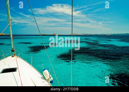 Les eaux transparentes de Cala Santa Maria sur l'île du même nom. Archipel de la Maddalena. Province de Sassari, Sardaigne. Italie. Banque D'Images