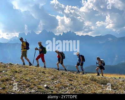 Wandergruppe in den Dolomiten , Im Hintergrund die Geislerspitzen , Villnößtal Banque D'Images