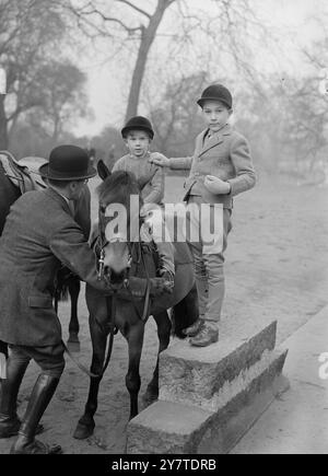 PRINCES ONT Une LEÇON D'ÉQUITATION DANS LE PARC parmi les jeunes élèves d'équitation maintenant à voir dans Rotten Row, Hyde Park, Londres, Prince William, âgé de 8 ans, et le prince Richard, âgé de 5 ans, fils du duc et de la duchesse de Gloucester. Leurs apparitions à cheval sur un poney in the Row, qui n'a commencé que récemment, sont leurs premières en public en tant que cavaliers, bien qu'ils aient déjà eu des cours d'équitation sur le domaine du duc à Barnwell. Les Princes sont des élèves de l'école d'équitation Cadogan, où tous les enfants royaux ont appris à monter. Le roi et la princesse Elizabeth sont parmi les anciens élèves. L'IMAGE MONTRE:- PRI Banque D'Images