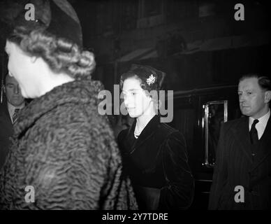 PRINCESSE MARGARET'S STYLE CHAPEAU DE MATINÉE la princesse Margaret, dans un nouveau style chapeau noir, soulagée par un seul ornement, arrive au Theatre Royal, Drury Lane, Londres aujourd'hui pour assister, avec la reine et la princesse Elizabeth, à une matinée All Star en aide au fonds commémoratif Irene Vanbrugh. La princesse porte une robe noire assortie pour la cour est toujours en deuil pour Gustaf V de Suède 6 novembre 1950 Banque D'Images