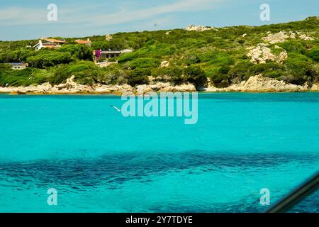 Les eaux transparentes de Cala Santa Maria sur l'île du même nom. Archipel de la Maddalena. Province de Sassari, Sardaigne. Italie. Banque D'Images