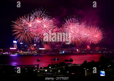 Hong Kong, Chine. 1er octobre 2024. Des feux d'artifice célébrant le 75e anniversaire de la fondation de la République populaire de Chine illuminent le ciel au-dessus du port Victoria à Hong Kong, dans le sud de la Chine, Oct. 1, 2024. Crédit : Zhu Wei/Xinhua/Alamy Live News Banque D'Images