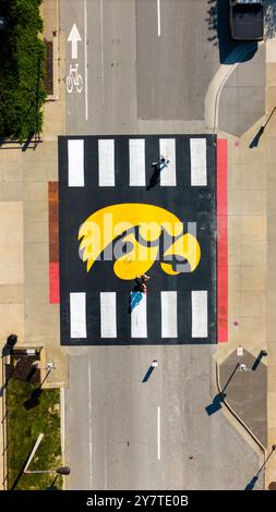 Photographie aérienne d'un passage peint représentant la mascotte de l'Université de l'Iowa, Herkey ; Université de l'Iowa, Iowa City, Iowa, ÉTATS-UNIS. Banque D'Images