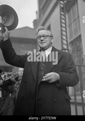 TOUJOURS SOURIANTS, les ministres du Cabinet se sont rendus au 10, Downing Street tis Morning pour s'entretenir avec le premier ministre Clement Attlee sur la situation découlant de l'étroite majorité du gouvernement résultant des élections générales . Des foules étaient à Downing Street pour regarder les ministres arriver. L'IMAGE MONTRE:- MR . HERBERT MORRISON , toujours heureux malgré la majorité réduite de son parti , agite joyeusement son chapeau à la foule en arrivant à la réunion . 24 février 1950 Banque D'Images