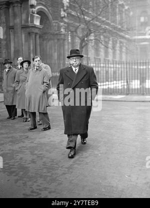 ALEXANDER , NOUVEAU PAIR , LORS DE DISCUSSIONS CRITIQUES AU CABINET . Les ministres du Cabinet se sont rendus au 10, rue Downing, le matin, pour s'entretenir avec le premier ministre Clement Attlee sur la situation découlant de l'étroite majorité du gouvernement résultant des élections générales . Des foules étaient dans Downing Street pour regarder les ministres arriver. PICTUR MONTRE:- Pipe in MR. A.V. ALEXANDER , ministre de la Défense , qui a reçu une vicomté dans les honneurs du nouvel an , arrivant à la réunion . 24 février 1950 Banque D'Images