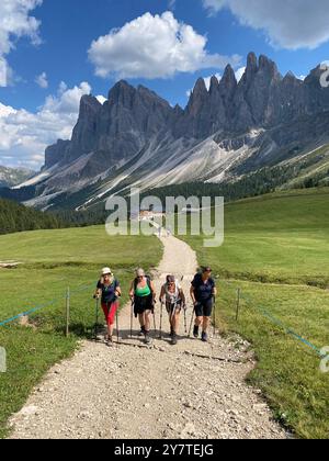 Frauen-Wandergruppe in den Dolomiten im Villnößtal mit den Geislerspitzen Banque D'Images