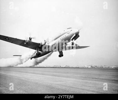 EXPLOSIF sous la poussée de six roquettes et de ses 14 000 ch, le Lockheed « constitution », le plus grand avion terrestre en service au monde, décolle du terminal aérien de Lockheed à Burbank, en Californie. Deux de ces avions de 92 tonnes, construits pour transporter un équipage de 12 et 168 passagers pour la marine américaine, sont offerts aux compagnies aériennes commerciales américaines. équipés de sièges d'autocars, ils pouvaient transporter 200 passagers. l'envergure de ce géant est de 189 pieds, longueur 156 pieds, queue 50 pieds de haut, vitesse de pointe est de 300 miles à l'heure, portée de plus de 6000 miles. Il est construit par les fabricants de la 'co Banque D'Images