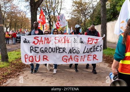 Des manifestants avec un panneau indiquant « des services d'urgence sociale au PJJ, réunissant notre lutte pour gagner » prennent part à une manifestation appelée par le syndicat CGT à une action de grève et réclamant « l'abrogation de la réforme des retraites » et « l'augmentation des salaires et des retraites », à Paris, le 1er octobre 2024. Plus de 180 manifestations sont prévues dans toute la France le 1er octobre, convoquées par la CGT, la FSU et les solidaires, pour réclamer l’abrogation de la réforme des retraites et la hausse des salaires, au moment même où le premier ministre s’apprête à dévoiler ses priorités dans son discours de politique générale. Photo de Alexis Jumeau/ABACAPRESS. COM Banque D'Images
