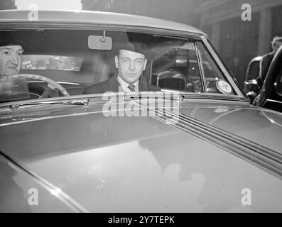 LE MARQUIS À LONDRES le MARQUIS DE MILFORD s'est assis dans une voiture alors qu'il quittait l'hôtel Claridges, Londres, ce matin. La marquise, anciennement MRS Romain Simpson, qu'il épousa à Washington, D. C .récemment, est arrivé avec lui pour passer un peu de temps en Angleterre avant de partir à Davos, en Suisse. 17 février 1950 Banque D'Images