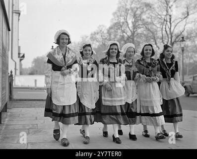 A LONDON RE UNION CE SOIR - - 18 février 1950 - - six filles belges d'un groupe de soixante Ostende, montrées aujourd'hui au Royal Albert Hall de Londres. Les filles portant leurs costumes nationaux, prendront part à l'animation lors de la réunion de l'Association Polytechnique Touring dans le Hall ce soir. Ils chantent des chansons folkloriques et dansent des danses belges traditionnelles. Banque D'Images