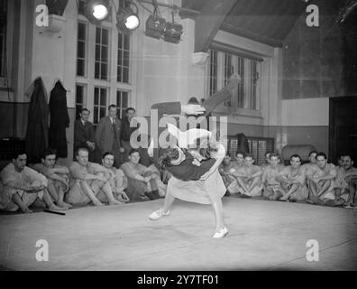 ART DE MANIPULER UN HOMME MRS Jean Cade démontre la bonne façon de gérer un homme gênant comme elle Cooly Tumbles Mr. Barry Edgar avec un 'hip-lancer' lors d'une démonstration de judo (lutte japonaise) dans le gymnase de l'Imperial College, South Kensington, Londres. MRS Cade est membre du Budokwai , le plus ancien club de judo de Grande-Bretagne. Le gymnase est le siège du club. 13 février 1950 Banque D'Images