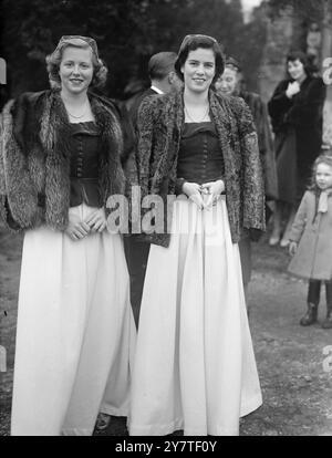 PEER'S SISTER ÉPOUSE LE FILS DU MILLIONNAIRE DE BISCUIT L'HON. Caroline Cecily Douglas-Scott-Montagu , 24 ans, sœur de Lord Montagu de Beaulieu , était mariée à M. . George Grainger Weston , fils aîné de M. . Et Mme W. Garfield Weston de Wittington , Marlow , Buckinghamshire . La mariée est la deuxième fille de feu Lord Montagu de Beaulieu et de l'honorable Mme . Edward Pleydell-Bouverie de Palace House , Beaulieu , Hampshire . Le père du marié est le millionnaire du biscuit né au Canada et ancien député conservateur de Macclesfield. M. Grainger Weston est le premier de ses neuf enfants Banque D'Images