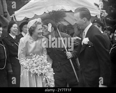 PEER'S SISTER ÉPOUSE FILS DE BISCUIT MILLIONNAIRE - - L'HON. Caroline Cecily Douglas-Scott-Montagu , 24 ans, sœur de Lord Montagu de Beaulieu , était mariée à M. . George Grainger Weston , fils aîné de M. . Et Mme W. Garfield Weston de Wittington , Marlow , Buckinghamshire . - La mariée est la deuxième fille de feu Lord Montagu de Beaulieu et de l'hon. , Mme . Edward Pleydell-Bouverie de Palace House , Beaulieu , Hampshire . - Le père de l'époux est le millionnaire du biscuit né au Canada et ancien député conservateur de Macclesfield. - Monsieur . Grainger Weston est le premier des siens Banque D'Images