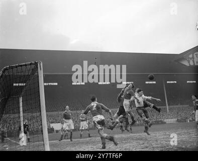 SE SORTANT DES ENNUIS malgré l'expression angoissée sur son visage, Norman Plummer, demi-arrière de Leicester City, avait raison d'être heureux - il a sauté plus haut que son propre gardien de but, Tommy Godwin, et l'attaquant central de Tottenham Billy Rees (à droite) pour diriger le ballon hors de danger lors du match de 2e division au White Hart Lane Ground, Londres, aujourd'hui. Spurs, les leaders de la ligue, a été étonnamment battu 2-0. 4 février 1950 Banque D'Images