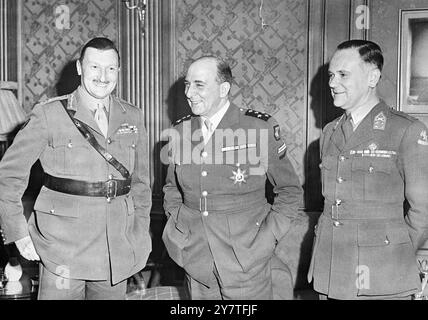 WESTERN REUNION8 février 1950 la cordialité semble être le thème principal de cette réunion des commandants des forces occidentales à la Haye lorsque le lieutenant général Sir Charles Keightley commandant en chef de l'armée britannique du Rhin (à gauche) et le général de Lattre de Tassigny, commandant en chef des forces terrestres de l'Union occidentale (au centre) ont eu des entretiens avec le général néerlandais H J Kruls (à droite). Banque D'Images