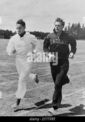 SE relâchant dans un sprint d'entraînement final à Auckland, en Nouvelle-Zélande, le sauteur en hauteur de l'Angleterre Ronald Pavitt (à droite) incarne le joueur de haies écossais John Garrow Laughlan Hart . Ils sont membres de l'équipe britannique participant aux matchs de l'Empire qui débuteront à Auckland le samedi 4 février. Hart, âgé de 21 ans, l'un des plus grands haies d'Écosse, vit à Édimbourg. Pavitt, 23 ans, a concouru aux Jeux Olympiques de 1948, a franchi 6'6' au saut en hauteur. Il vient de Wembley, Middlesex. 2 février 1950 Banque D'Images