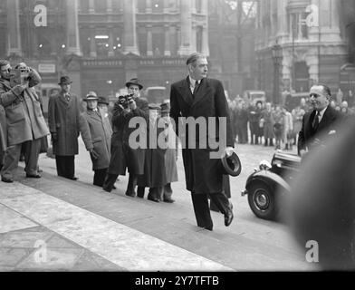 EDEN AU SERVICE PRÉ-ÉLECTORAL À ST . Les dirigeants du Parti PAUL, dont MM. Clement Attlee, Winston Churchill et Clement Davies, ont assisté au service pré-électoral - le premier de son genre dans l'histoire de l'Église d'Angleterre - à la cathédrale Saint-Paul. L'archevêque de Cantorbéry a été invité à prêcher lors du service, organisé par le doyen et le chapitre de Saint Paul à la suggestion d'une action chrétienne. Le but de ce service était de prier ' pour la direction de Dieu pour la nation pendant l'élection. IMAGE MONTRE ;-hatless, M. R. Anthony Eden arrive pour le service. 2 février 1950 Banque D'Images