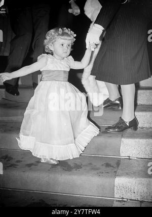 DEMOISELLE D'HONNEUR ARRIVE POUR LE MARIAGE DE ST MARK AUJOURD'HUI 2 février 1950 la fille cadette du romancier Denis Mackail de Hove, Sussex et de la défunte Mme Mackail, Miss Anne Margaret Mackail 27, a été mariée à M. David John Napier Yorke 30, d'Ulster place, Regent's Park, Londres aujourd'hui (jeudi) à St Mark's North Audley Street, Londres. M. York, courtier maritime de la City de Londres, est le fils cadet de feu Hon. Claude et Mme Yorke. La grand-mère de Mlle Mackail était la fille unique de Sir Edward Burne-Jones, le peintre préraphaélite. IMAGES MONTRENT : Sophia Ryde, la petite demoiselle d'honneur porte une garl Banque D'Images