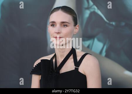 30 septembre 2024, Los Angeles, Californie, États-Unis : Rooney Mara Ã la première de Joker : folie à deux au TCL Chinese Theatre IMAX (crédit image : © Nina Prommer/ZUMA Press Wire) USAGE ÉDITORIAL SEULEMENT! Non destiné à UN USAGE commercial ! Banque D'Images