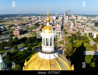 Photographie aérienne du magnifique bâtiment du Capitole de l'État recouvert de feuilles d'or de l'Iowa par une belle matinée d'été. Banque D'Images