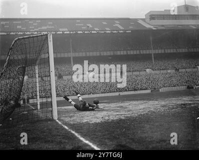 BALANCING ACT 28 janvier 1950 Ted Ditchburn, gardien de Tottenham Hotspur, descend en plongeon - et bien qu'il semble équilibrer le ballon sur sa main, c'est juste une illusion. Le ballon est entré dans le but pour marquer le premier pour Sunderland au quatrième tour de la Coupe de la Football Association à White Hart Lane, Londres malgré le mauvais départ, Tottenham a balayé pour gagner 5-1 Banque D'Images