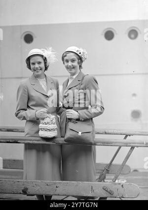 AUCKLAND DUET ICI POUR DES VACANCES EN ANGLAIS 28 janvier 1950 Miss Robin Meikle (à gauche) 18, et sa sœur Anne 17 qui viennent de terminer leurs études à St Cuthbert's, Auckland, Nouvelle-Zélande, photographiées ici alors qu'elles arrivaient à Southampton aujourd'hui (samedi) à bord du R M S 'Orion' de l'Orient Line en provenance d'Australie. Ils sont ici avec leurs parents - leur père est un ingénieur à la retraite - pour un an de vacances. Pendant la visite, ils ont l'intention d'étudier l'art dramatique, de jouer au tennis et d'aller à la natation, et de voir la Norvège, la Suède et le Danemark. Ils espèrent vivre en Angleterre éventuellement. Banque D'Images