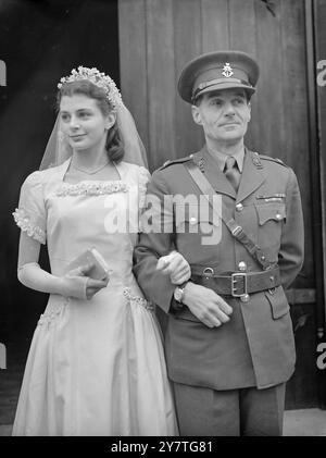 MARIAGE DE BALLET À LONDRES deux danseurs de ballet sont devenus mari et femme aujourd'hui quand le mariage de Mlle Mary Munro , 19 ans , et M. Cecil Bates , 24 ans, a eu lieu dans la chapelle de l'Assomption Covent , Kensington Square , Londres . La mariée et le marié sont tous deux membres du Ballet Rambert. Les membres du ballet étaient présents à la cérémonie. M. Bates est avec le ballet depuis deux ans, et sa femme depuis six mois . IMAGES MONTRENT:- la mariée arrivant à la chapelle du couvent de l'Assomption , Kensington Square , Londres . 28 janvier 1950 Banque D'Images