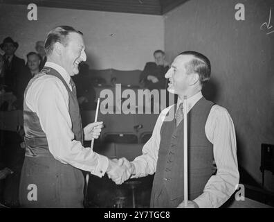 BROWN ET CHENIER SE RENCONTRENT DANS LE TOURNOI DE SNOOKER de 1 500 £ Albert Brown, de Birmingham (Striking) et George Chenier, du Canada, alors qu’ils entamaient leur rencontre de trois jours dans le tournoi de snooker professionnel de 1,500 £ au Leicester Square Hall, à Londres, aujourd’hui. Brown, invaincu dans la série jusqu'à présent, a déjà remporté des victoires sur Joe Davies et Peter Mans, sud-africain et a remplacé Chenier (champion nord-américain) comme favori. 10 novembre 1949 Banque D'Images