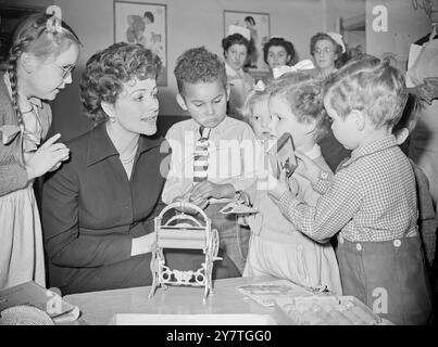 ' PETER PAN ' VISITE UNE AUTRE CRÈCHE tous les enfants de la crèche Princesse Helena Victoria croient en fées maintenant après avoir eu une visite de 'Peter Pan'. Peter était l'actrice Margaret Lockwood, qui joue le Boy Who Won't Grow Up au Scala Theatre, Londres, cette saison de Noël. Margaret, portant ses cheveux serrés dans le nouveau style attrayant qu'elle a adopté pour son rôle, a visité la pépinière du domaine Bellingham, Catford, au sud de Londres, pour obtenir des impressions de première main du travail de la Children's Society pour laquelle elle diffuse un appel en janvier prochain. Tous les enfants à t Banque D'Images