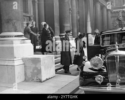 DÉPART DE LA FAMILLE ROYALE APRÈS LES CÉRÉMONIES DU SOUVENIR 6 novembre 1949 sous un soleil d'automne, le roi accompagné de la princesse Élisabeth et du duc de Gloucester a dirigé l'hommage des Nations aux morts de deux guerres mondiales lors d'une cérémonie impressionnante solennelle au cénotaphe de Whitehall, Londres aujourd'hui. (Dimanche du souvenir). D'autres membres de la famille royale regardaient depuis les fenêtres du Home Office adjacent pendant que l'évêque de Londres (Dr J W C Wand) dirigeait le service annuel. Les membres du gouvernement vêtus de sombres tenues ont été classés à côté du mémorial. Images montrant : le Roi et la Reine quittant la maison Off Banque D'Images