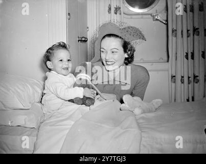 GENE TIERNEY ET SA FILLE sont ALLÉES À DOMICILE pour les États-Unis à bord du paquebot ' America ' de Southampton hier soir après avoir terminé le film ' Night and the City ', en Angleterre. Il s'agissait de : Gene Tierney, actrice principale du film et l'une des femmes les mieux habillées d'Hollywood, accompagnée de son enfant de 10 mois, Tina ; Hugh Marlow , le rôle romantique de 35 ans du film ; Mike mazurki, un catcheur géant de 1/2 pouces dans le film ; et Stanislas Zbysco, 70 ans, qui a fait sa première apparition à l'écran dans ce film. L'IMAGE MONTRE:- gène Banque D'Images