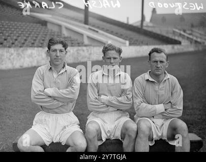 INTERNATIONAL FORWARD . Une nouvelle photo de Roy Clarke , Manchester City, qui joue à Inside Left pour le pays de Galles dans le match international de football contre l'Écosse à Hampden Park, Glasgow , Clarke , âgé de 23 ans et natif de Newport, est allé à Manchester City pour une somme de £10 000 en mai 1947 de Cardiff City après avoir considérablement aidé l'équipe galloise à la promotion dans la saison 1946-7. Il reçoit son premier 'cap' complet contre l'Angleterre à Villa Park le 10 novembre 1948. Le centre est William Walsh et le droit Eric Westwood le 8 novembre 1949 Banque D'Images