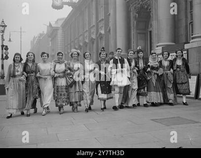 POSITION ENVIABLE -- UN LAD UNE DOUZAINE DE FILLES , À L'EXPOSITION GRECQUE À LONDRES . Pour donner aux Britanniques une idée de la vie dans la Grèce actuelle, une exposition d'artisanat grec et de photographies est organisée à la Chenil Gallery, Chelsea, Londres, à partir de demain. Pendant l’exposition, un groupe de jeunes femmes en costumes grecs traditionnels agiront comme guides. Les costumes, qui ont été apportés de Grèce spécifiquement pour l'exposition, ont considéré d'excellents exemples de broderie grecque. Les photographies exposées et autres travaux des plus beaux photographes de Grèce. Ils affichent des aspects des pays Banque D'Images