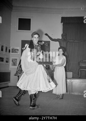 POSITION ENVIABLE -- UN LAD UNE DOUZAINE DE FILLES , À L'EXPOSITION GRECQUE À LONDRES . Pour donner à la Grande-Bretagne une idée de la vie dans la Grèce actuelle, une exposition d'artisanat grec et de photographies est organisée à la Chenil Gallery, Chelsea, Londres, à partir de demain. Pendant l’exposition, un groupe de jeunes femmes en costumes grecs traditionnels agiront comme guides. Les costumes, qui ont été apportés de Grèce spécifiquement pour l'exposition, ont considéré d'excellents exemples de broderie grecque. Les photographies exposées et d'autres œuvres de certains des meilleurs photographes de Grèce. Ils affichent des aspects de t Banque D'Images