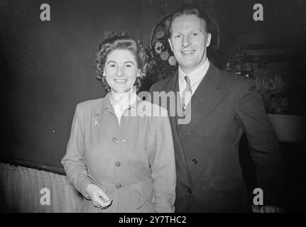 LA MÉDAILLE DU MARI ' EXCEPTIONNEL ' LE PROUVE ! La fière épouse représentée ici est MRS Marion Standen, vue avec son mari Richard Standen, bassiste de trente-deux ans de Caterham, Surrey, à la Guildhall School of Music and Drama, John Carpenter Street, Londres. Mme Standen assistait à la distribution annuelle des prix pour recevoir de la part du Lord Mayor de Londres la médaille d'or des écoles comme son élève le plus remarquable. La médaille est une récompense annuelle qui revient une année à un instrumentiste, la prochaine à un chanteur. Mme Standen (soprano Marion Hughes) est également étudiante à l'école. Le couple a remporté des bourses et Banque D'Images