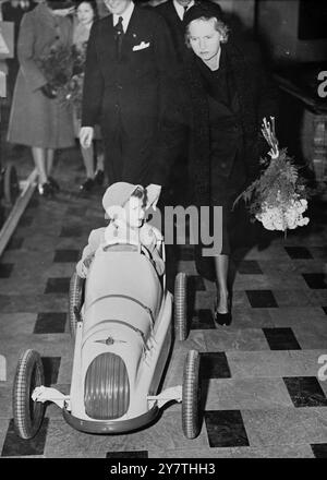 Le prince héritier tgeste son nouveau carLittle Carl Gustaf , le prince héritier suédois , teste son nouveau modèle de voiture tandis que la princesse Sibylla le supervise , lors de l'inauguration de la semaine de la jeunesse à Stockholm. La petite voiture du Prince est l'une des deux qui lui sont présentées. Scène ici sont les Halls d'automobile d'Osterman dans la capitale suédoise , où des modèles réduits de voitures et d'avions et d'autres jouets sont exposés. 5 janvier 1951 Banque D'Images